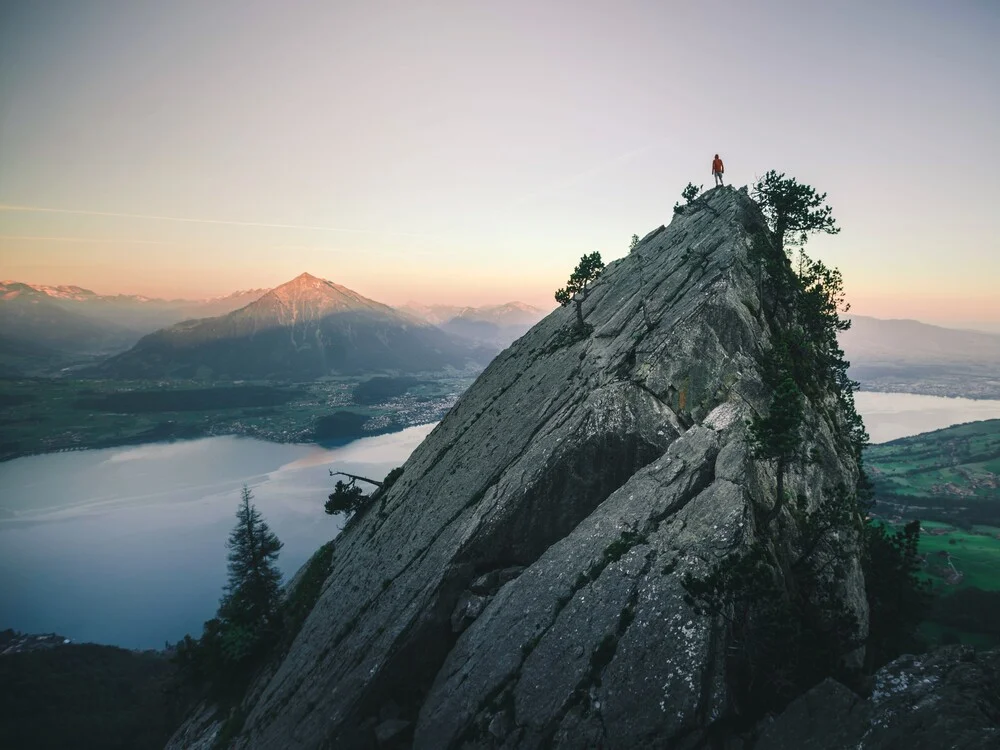 Hoch über dem Thuner See - fotokunst von Dominic Lars