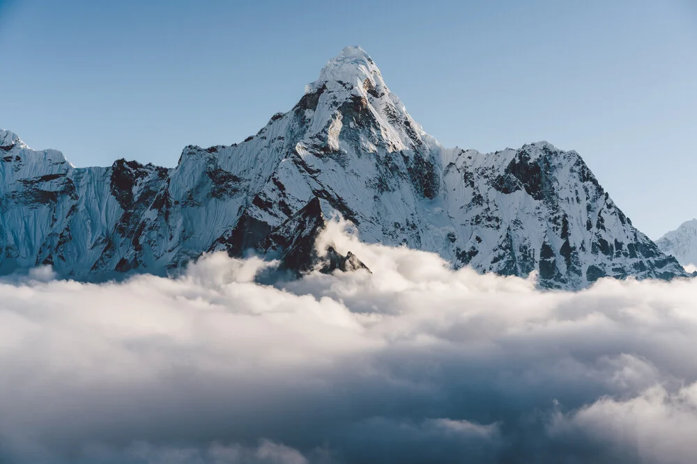 Ama Dablam im Himalaya in Nepal - fotokunst von Roman Königshofer