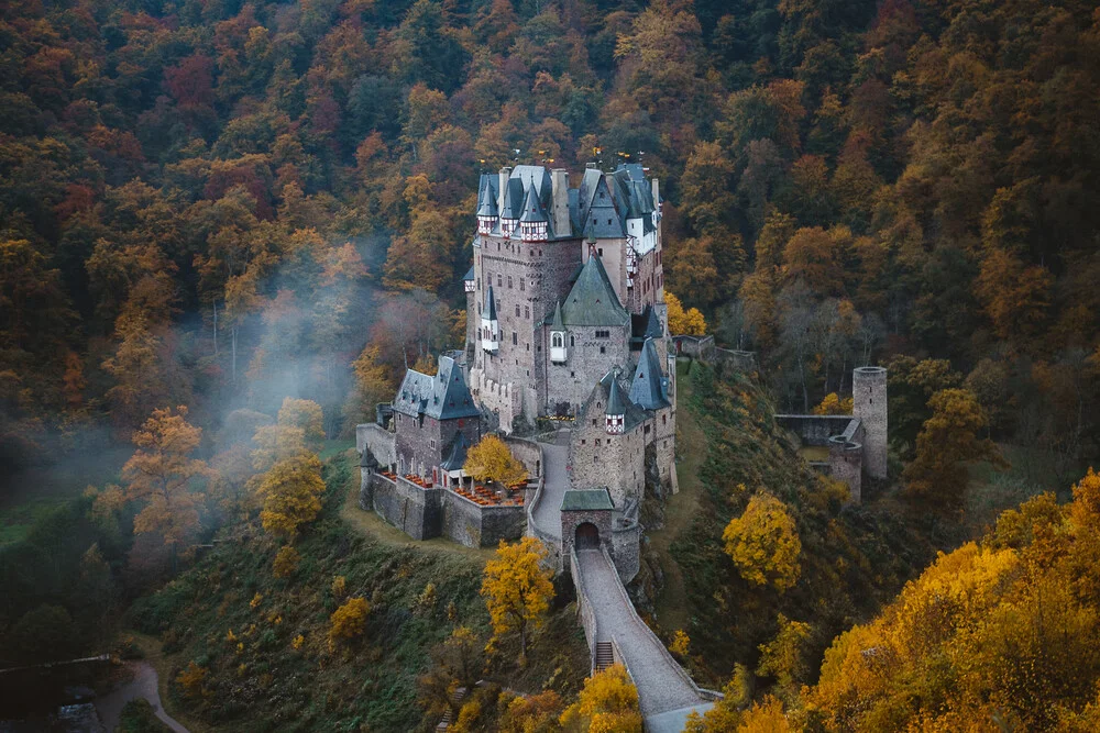 A Dreamy Fairy Tale Eltz Castle - fotokunst von Asyraf Syamsul