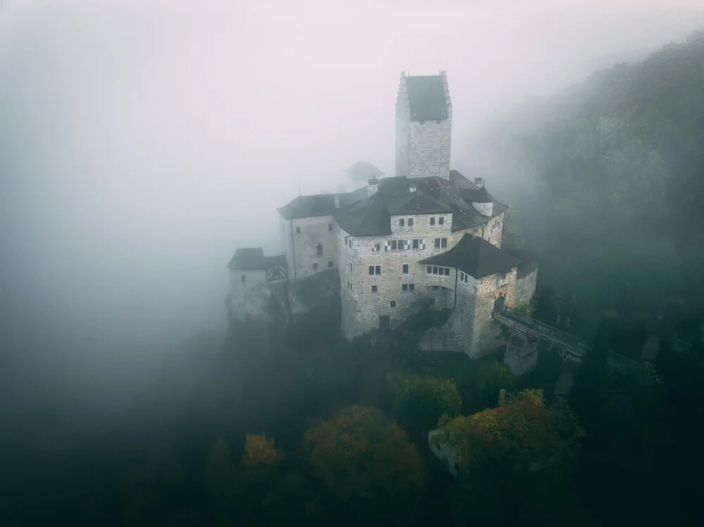 Die Burg im Nebel - fotokunst von Patrick Monatsberger