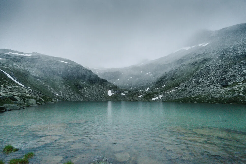 Bergsee im Nebel - fotokunst von Felix Finger