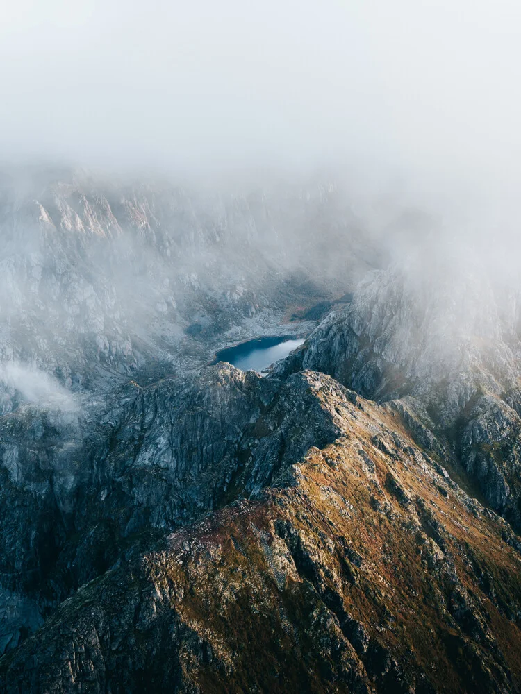 Ein Bergsee umgeben von Felsen - fotokunst von Frederik Schindler