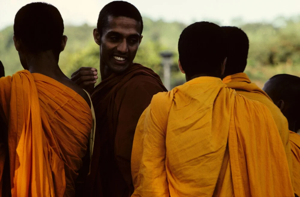Monks in Candy, Sri Lanka - fotokunst von Michael Schöppner