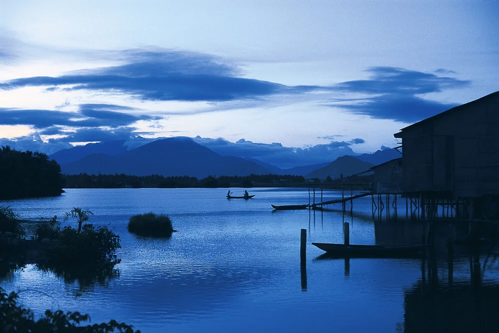 Meditation in Blue - Vietnam - fotokunst von Silva Wischeropp