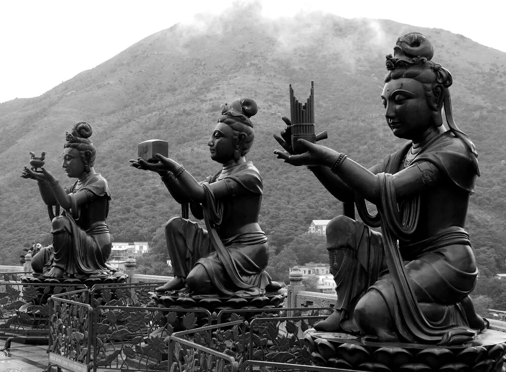 Statuen beim Großen Buddha - fotokunst von N. Von Stackelberg
