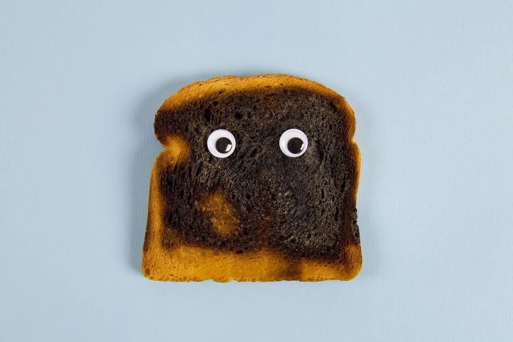 Burned bread - fotokunst von Loulou von Glup