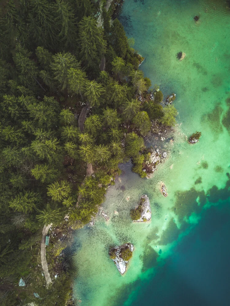 Alpensee in Bayern aus der Luft - fotokunst von Gergo Kazsimer