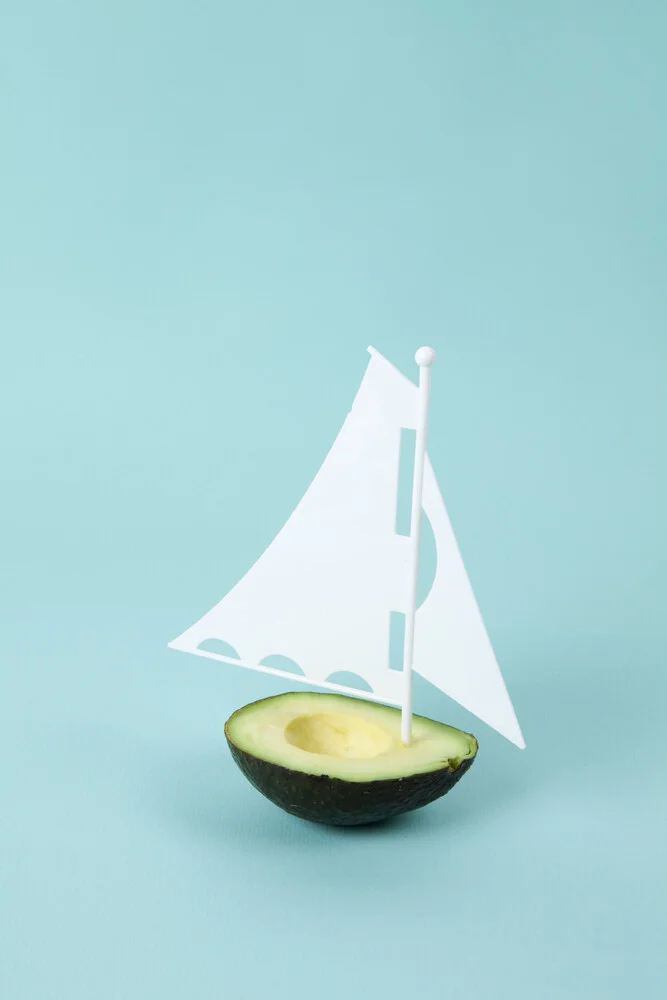 Avocado Boat - fotokunst von Loulou von Glup