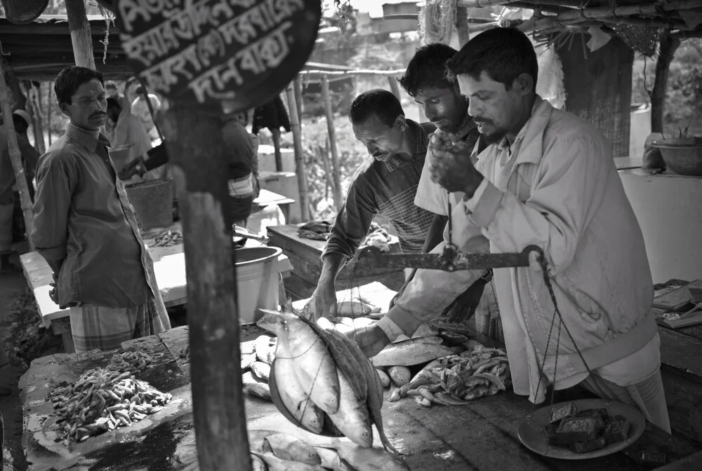 Merchants weigh fish at the market, Bangaldesh - fotokunst von Jakob Berr