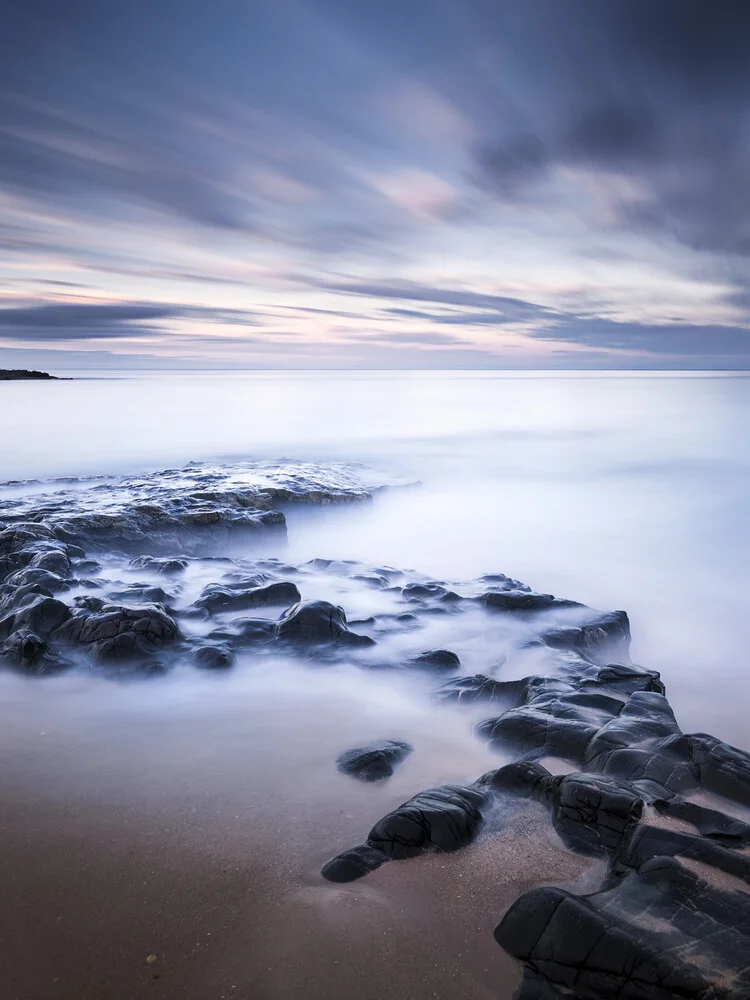 Bamburgh Rock Study 4 - fotokunst von Ronnie Baxter