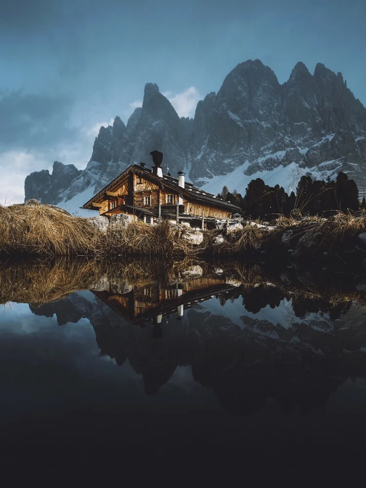 Spiegelung der Geisleralm - fotokunst von Jan Keller