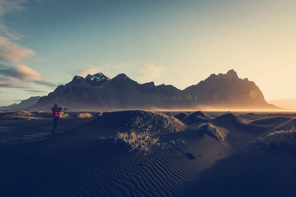 Schwarze Sanddünen im ersten Sonnenlicht - fotokunst von Franz Sussbauer