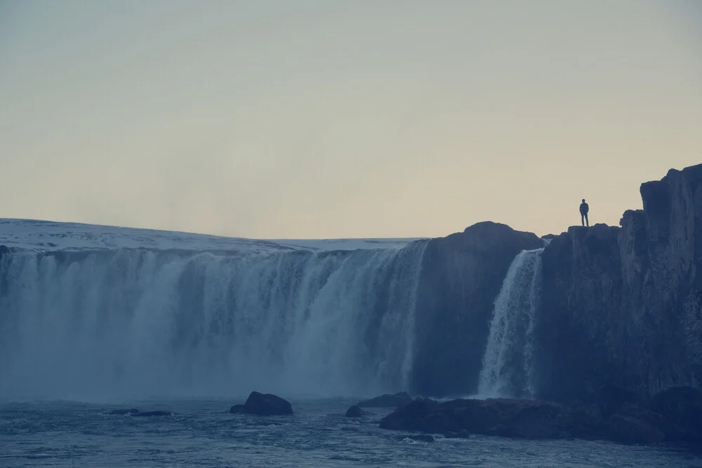 Mensch und Wasserfall - Godafoss - fotokunst von Franz Sussbauer