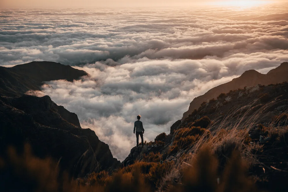 Wanderer über über dem Nebelmeer. - fotokunst von Johannes Hulsch