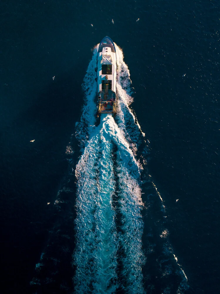 Boat chaser - fotokunst von Konrad Paruch