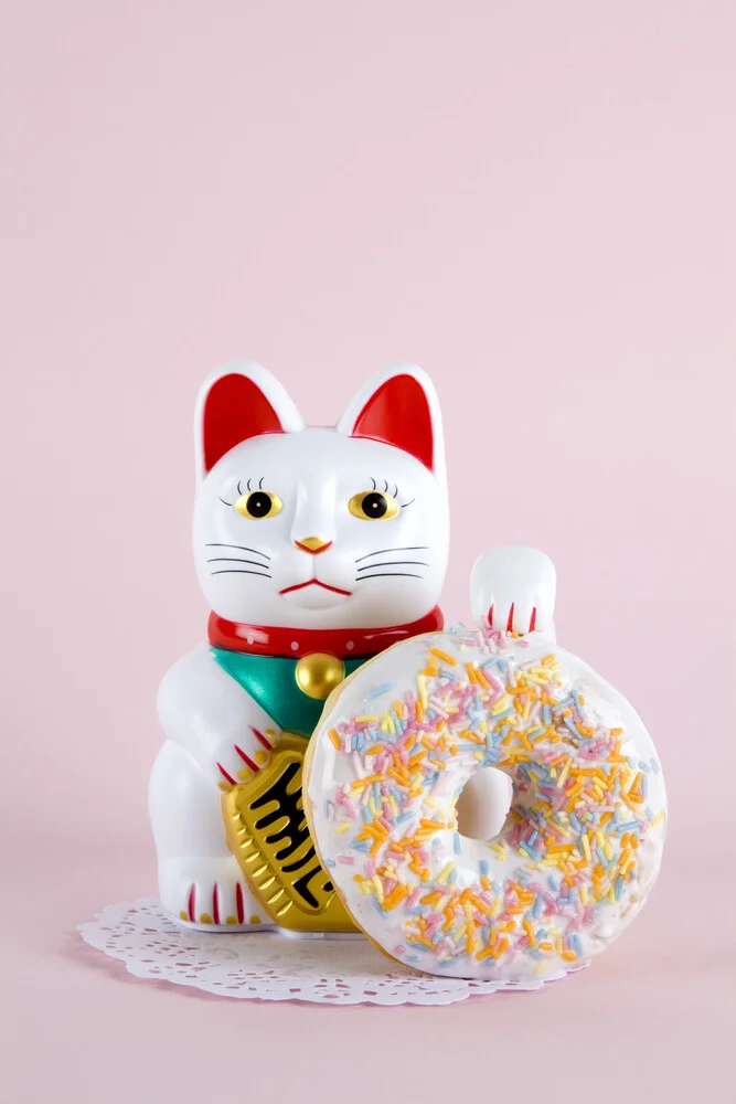 Maneki Donut - Fineart photography by Loulou von Glup