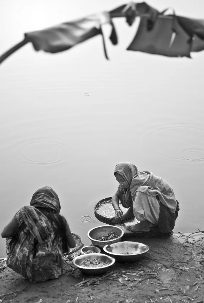 Women processing fish, Bangladesh - Fineart photography by Jakob Berr