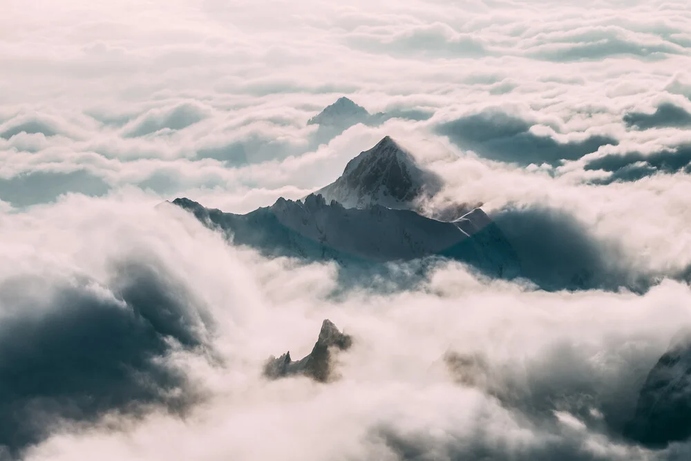 Berge in den Wolken - fotokunst von Sebastian ‚zeppaio' Scheichl