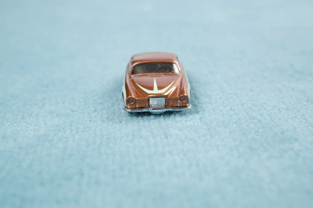 car on carpet - fotokunst von Loulou von Glup