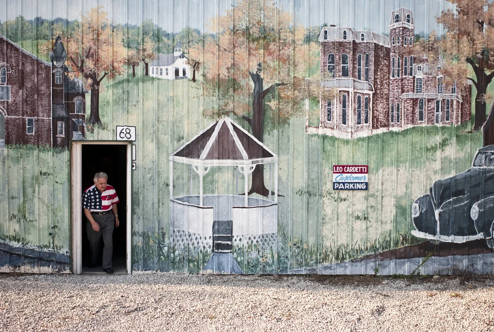 Man and mural, USA - fotokunst von Jakob Berr