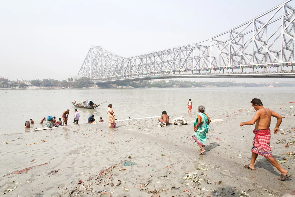 Howrah Bridge - fotokunst von Miro May