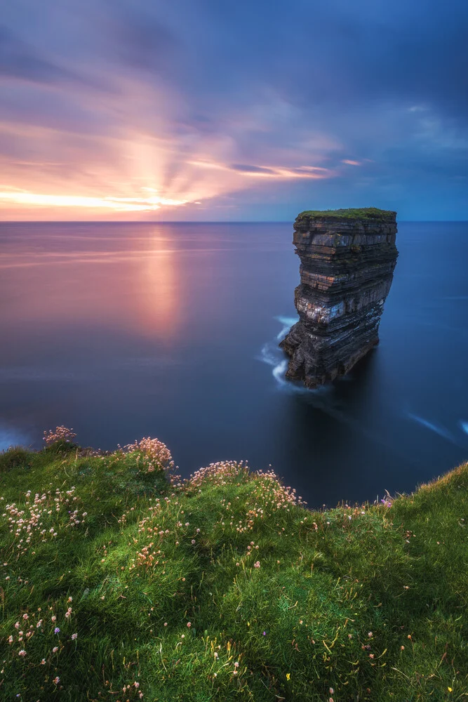 Irland Downpatrick Head - fotokunst von Jean Claude Castor