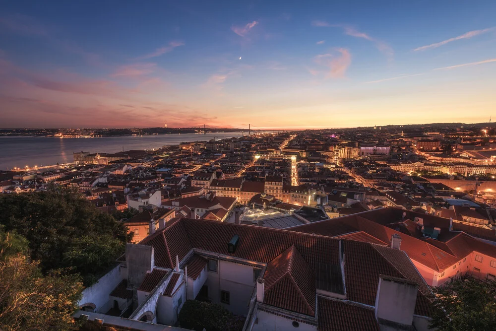 Lissabon am Abend - fotokunst von Jean Claude Castor