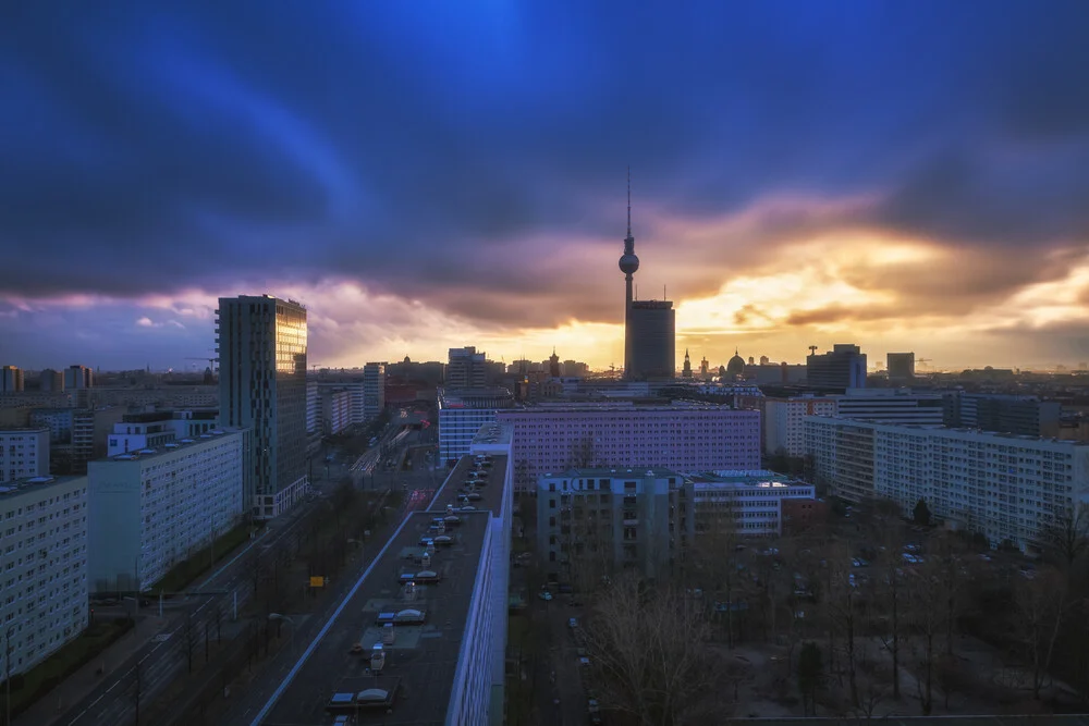 Berlin Wolken über der City - fotokunst von Jean Claude Castor