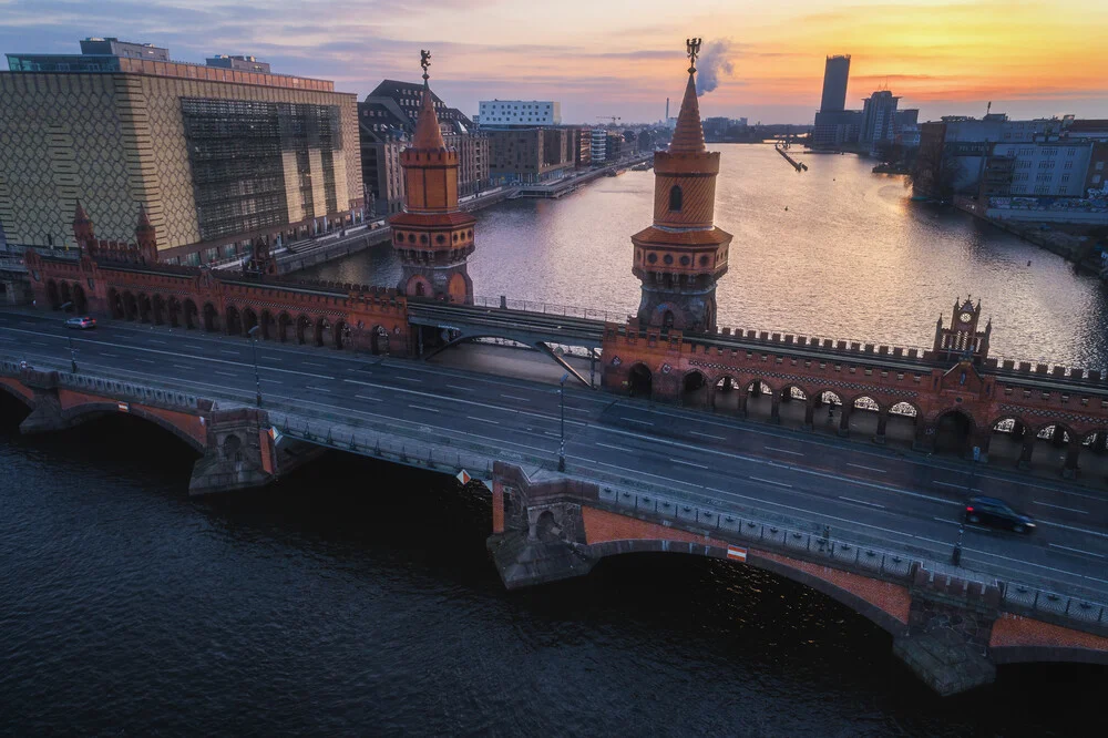 Berlin Oberbaumbrücke zum Sonnenaufgang - fotokunst von Jean Claude Castor