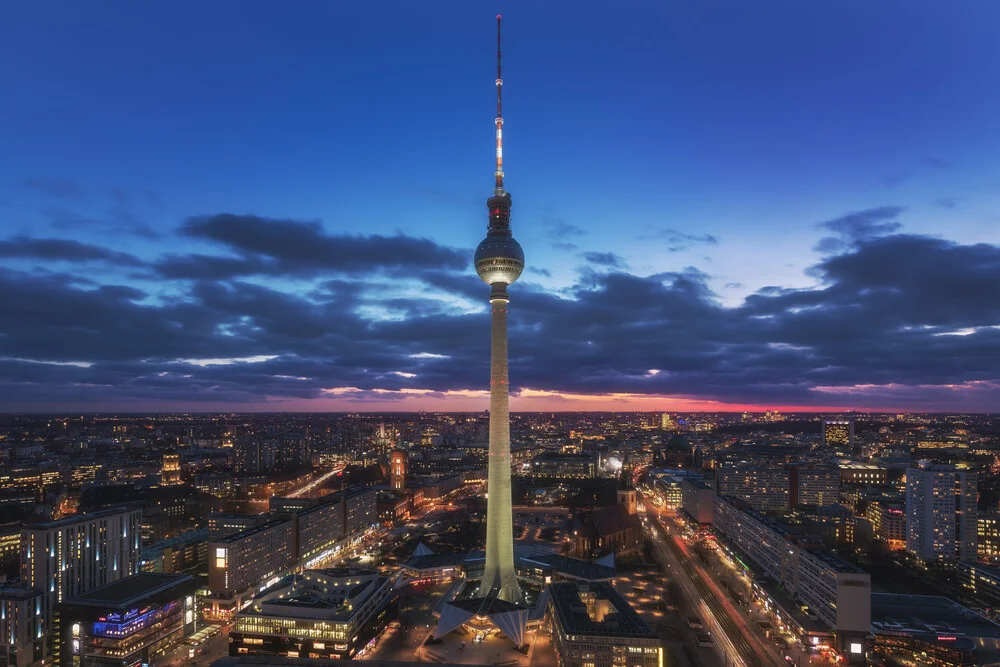 Berlin Skyline zur blauen Stunde - fotokunst von Jean Claude Castor