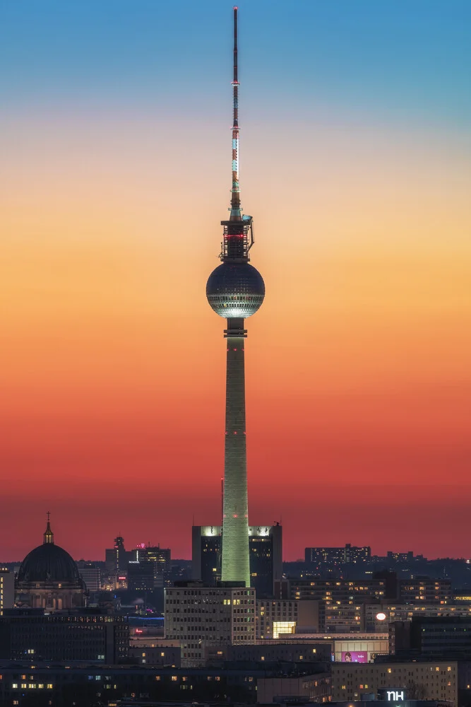 Berlin Fernsehturm mit Farbverlauf - fotokunst von Jean Claude Castor