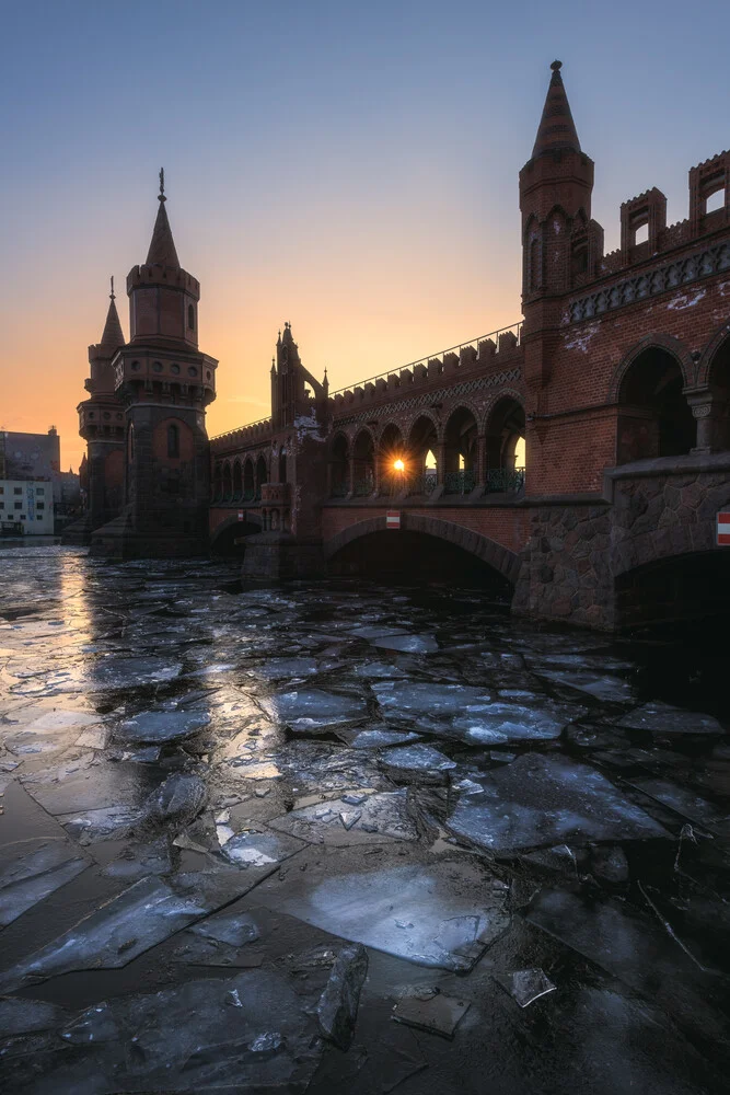 Berlin Eisschollen an der Oberbaumbrücke - fotokunst von Jean Claude Castor