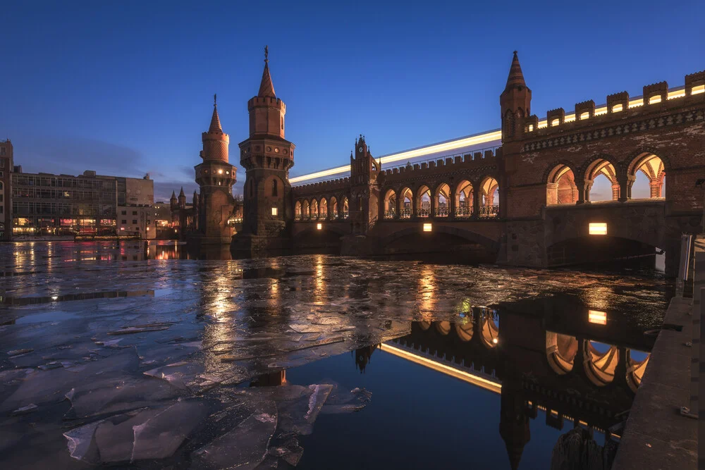 Berlin Oberbaumbrücke im Winter - fotokunst von Jean Claude Castor