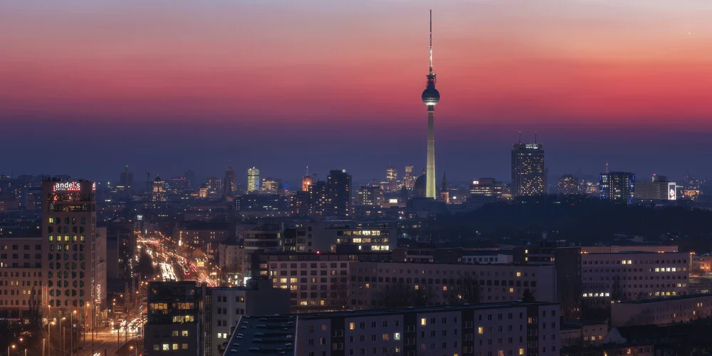 Berlin Farbspiel am Abendhimmel - fotokunst von Jean Claude Castor