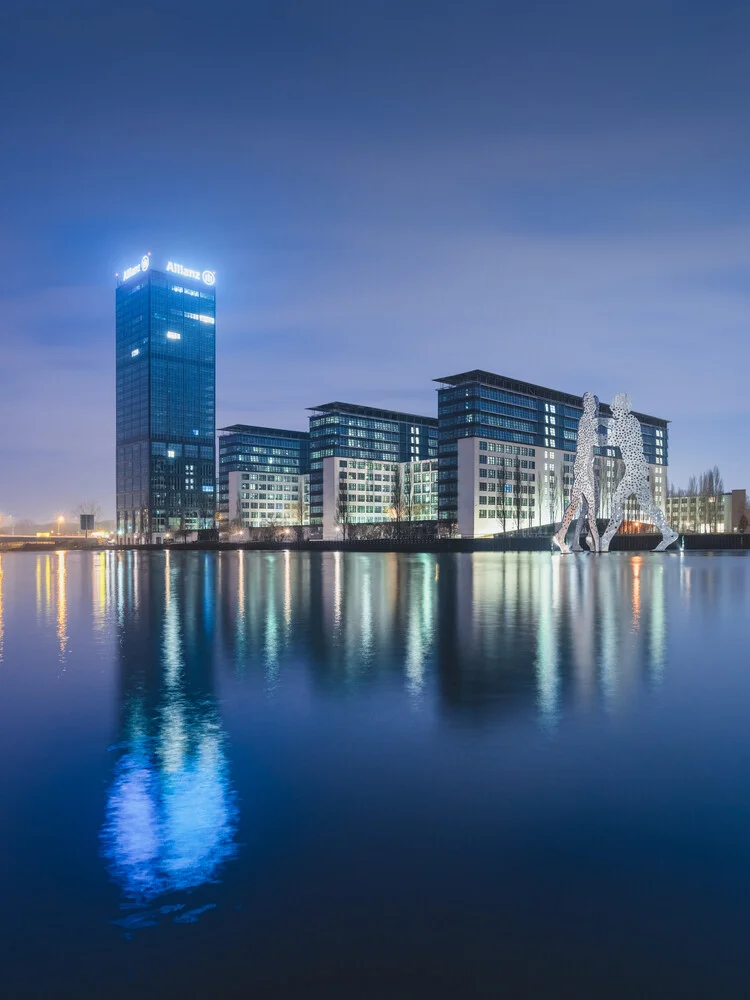 Berliner Osthafen und Molecule Men am Abend - fotokunst von Ronny Behnert