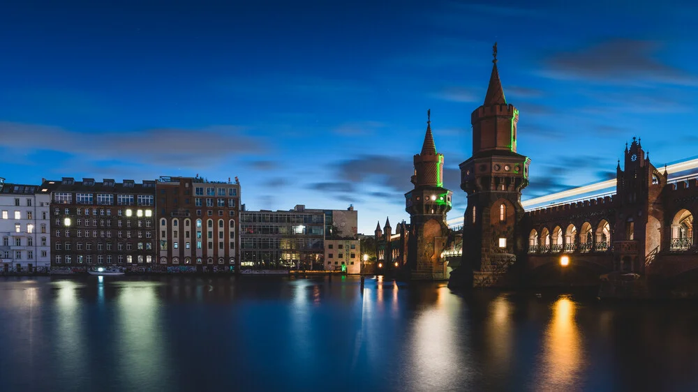 Berliner Oberbaumbrücke mit U-Bahn am Abend - fotokunst von Ronny Behnert