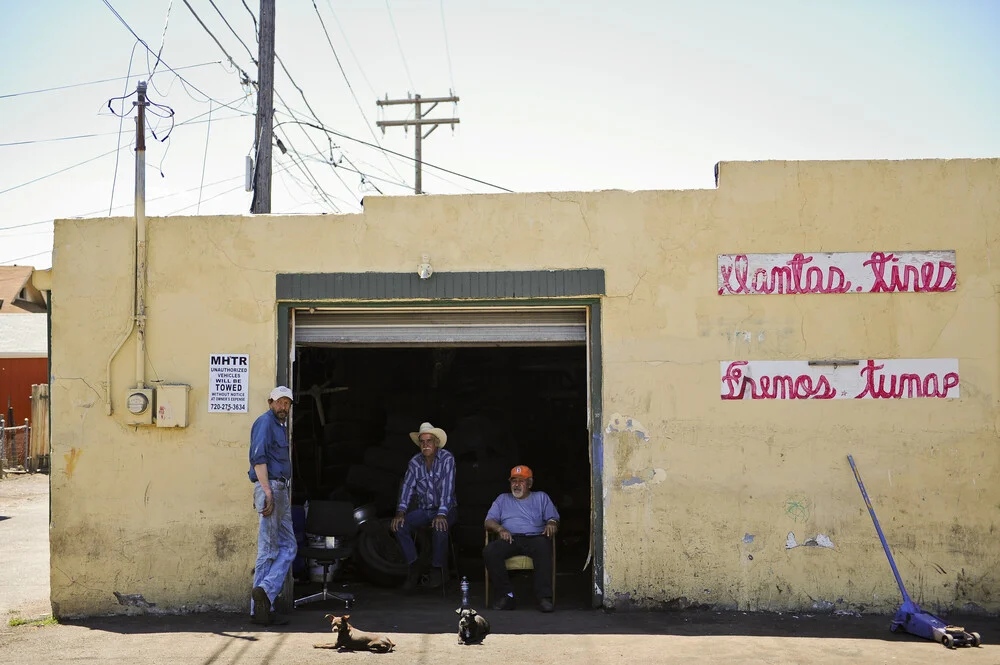 Mexican tire shop, Denver, USA - fotokunst von Jakob Berr