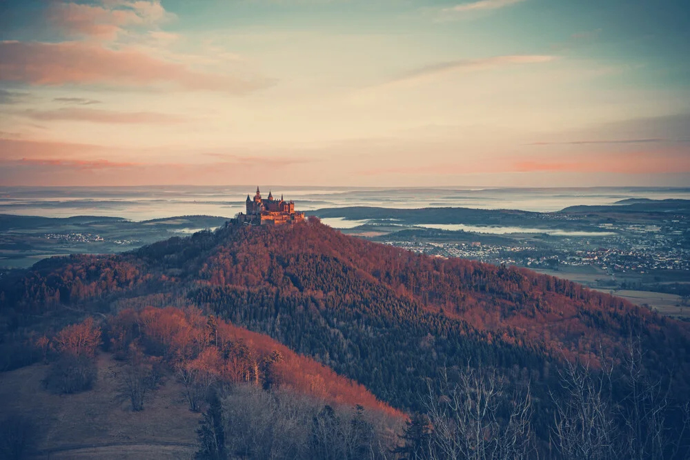Burg Hohenzollern mit Landschaft im Morgenlicht - fotokunst von Franz Sussbauer