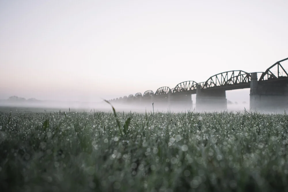 Elbbrücke Dömitz vor Sonnenaufgang mit Nebel - fotokunst von Nadja Jacke