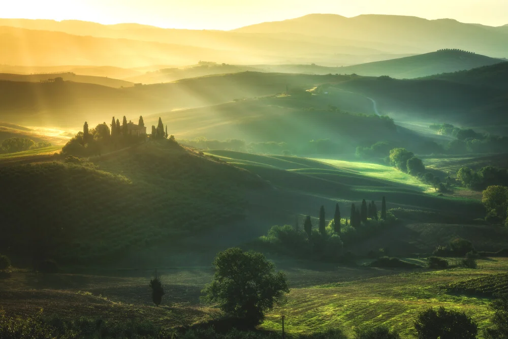 Toskana San Quirico d'Orcia zum Sonnenaufgang - fotokunst von Jean Claude Castor