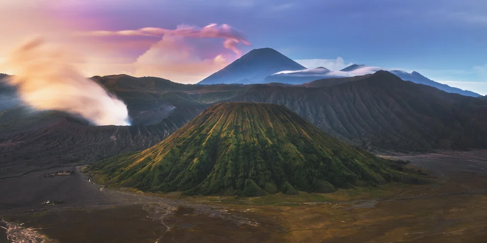 Farbspektakel am Mount Bromo - fotokunst von Jean Claude Castor