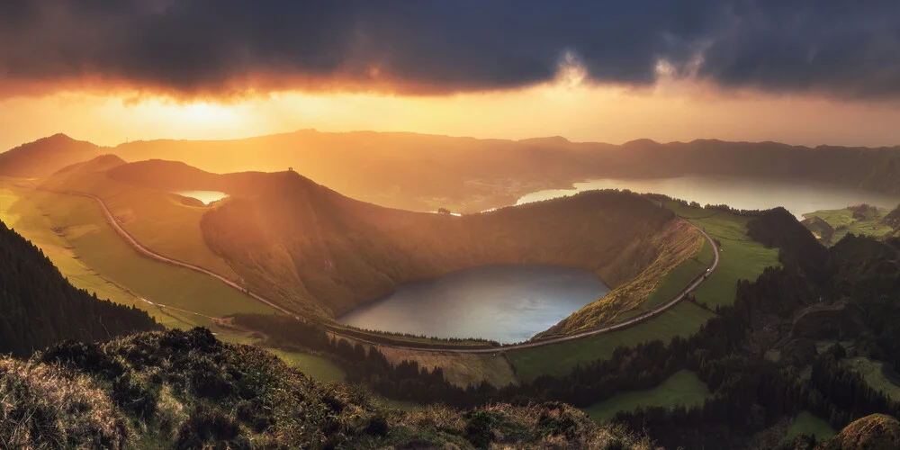 Kratersee mit untergehender Sonne - fotokunst von Jean Claude Castor