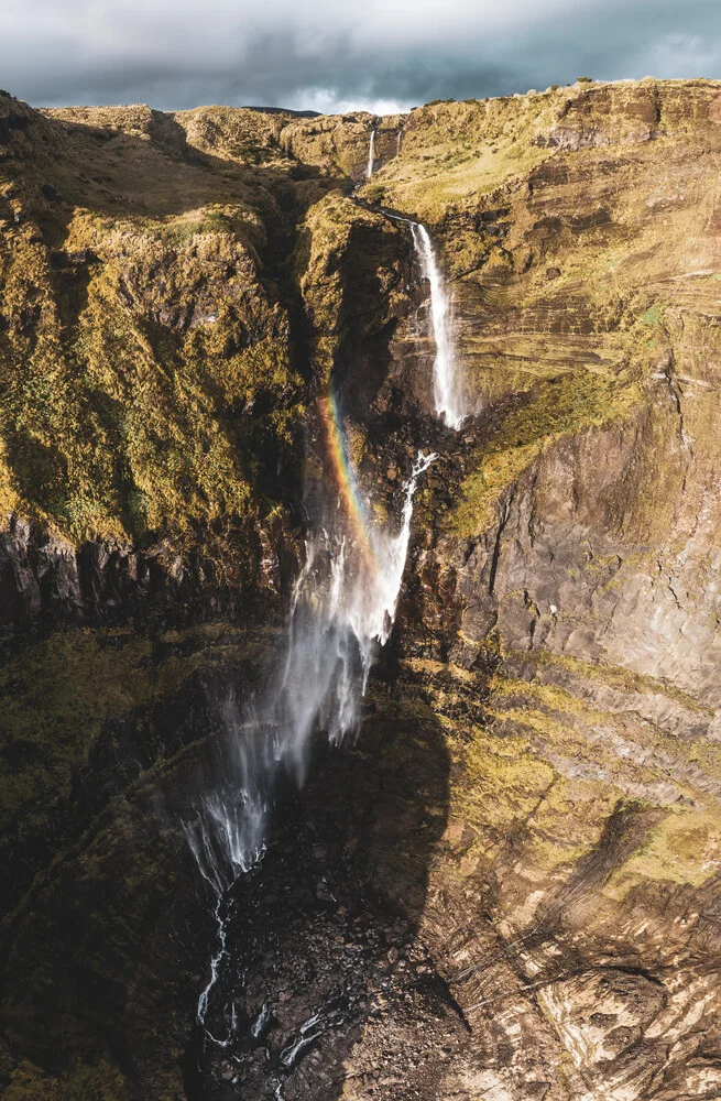 Wasserfall der Ribeira Grande auf Flores aus der Luft - fotokunst von Jean Claude Castor