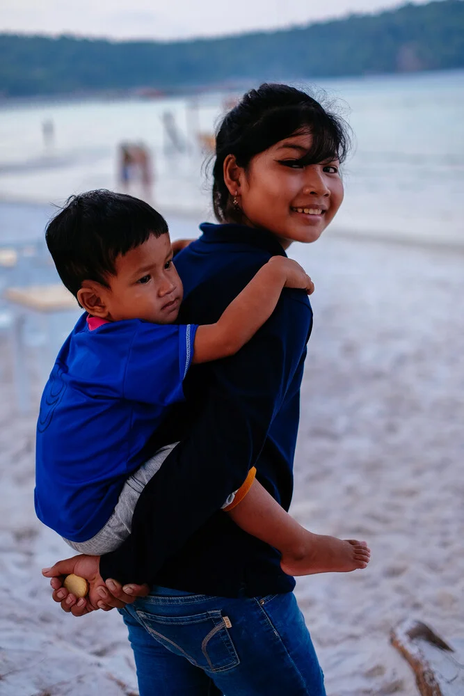 Sister and brother on the beach in Cambodia - fotokunst von Jim Delcid