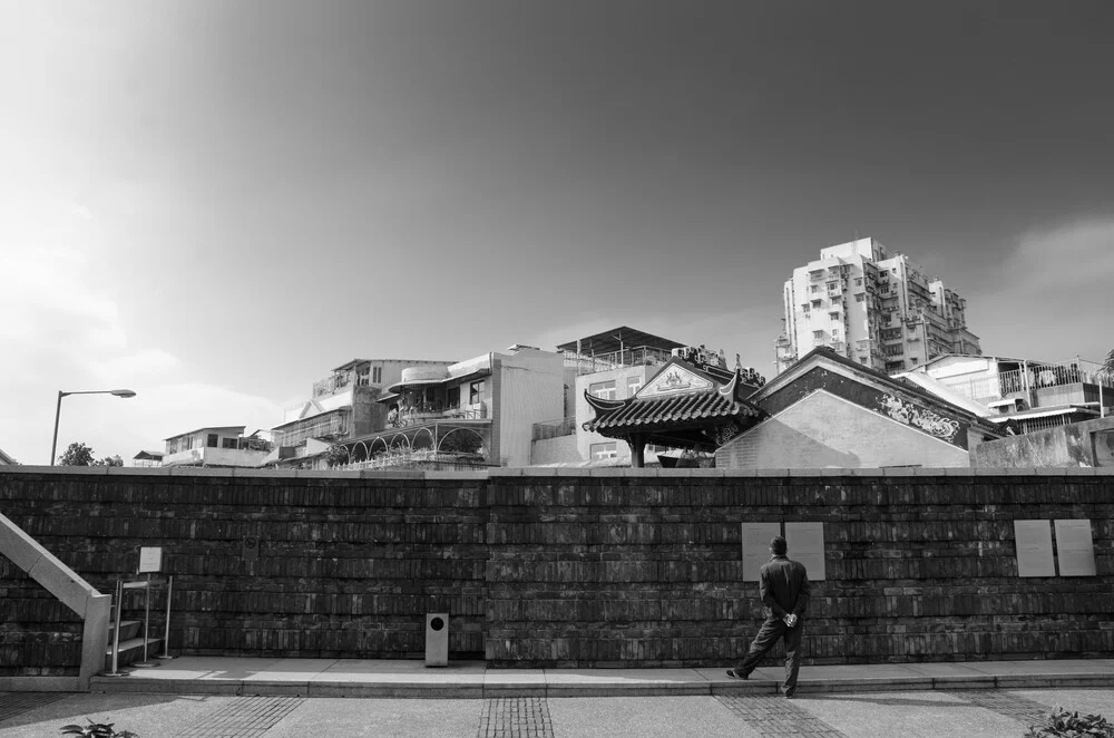 man & wall - fotokunst von Aleksi Lausti