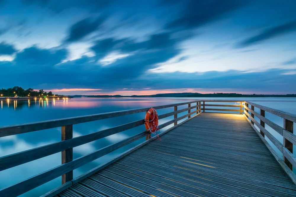 Blauer Abend am See - fotokunst von Martin Wasilewski