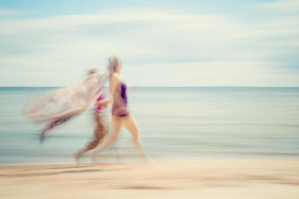two women on beach IV - fotokunst von Holger Nimtz