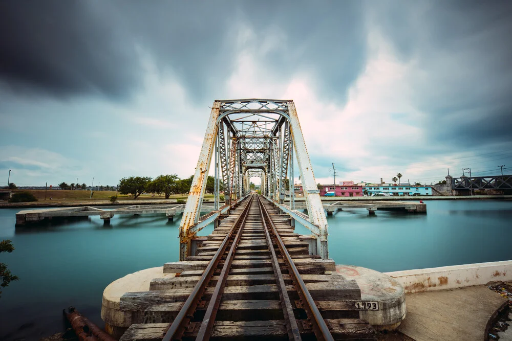 Eisenbahnbrücke - fotokunst von Franz Sussbauer