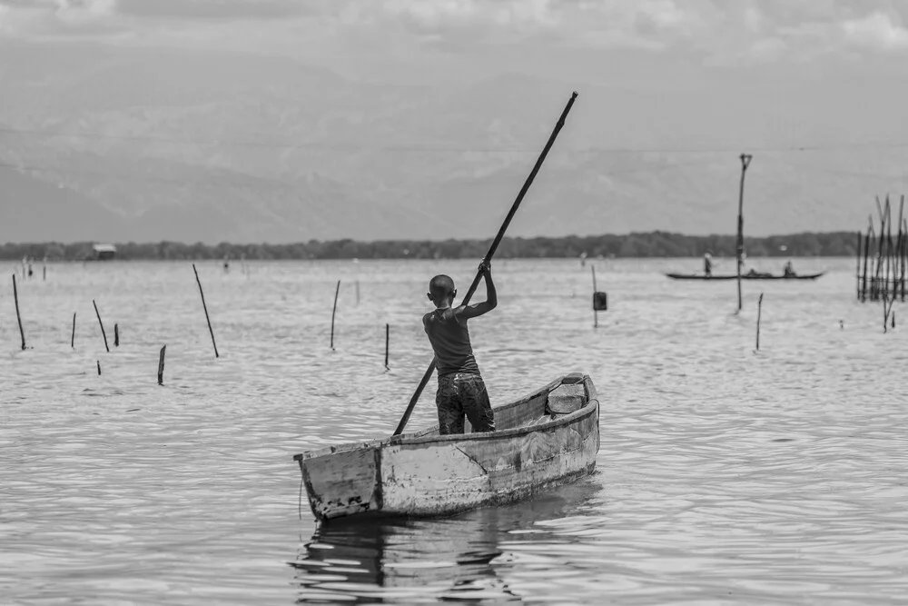 Fischerjunge im Boot - fotokunst von Olaf Dorow
