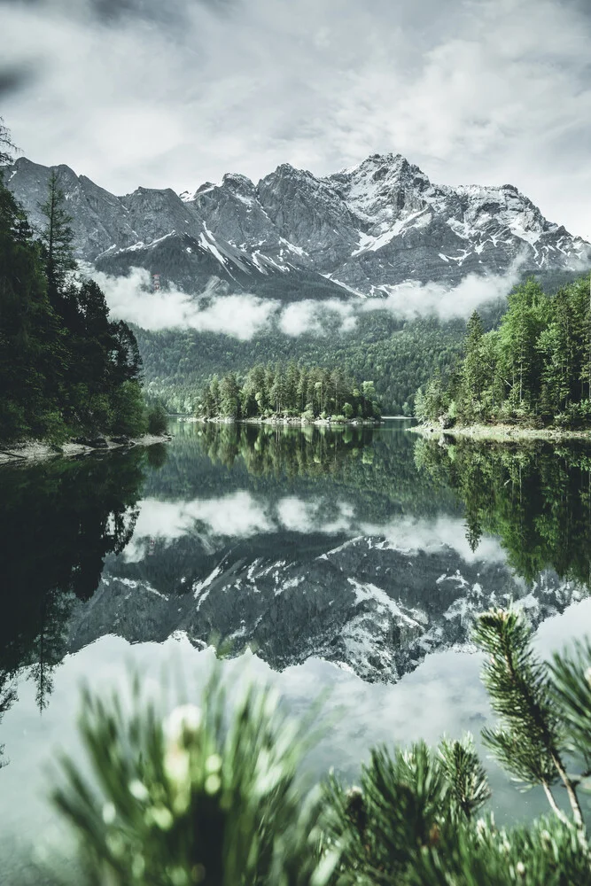 Mirrow Lake - fotokunst von Philipp Steiger